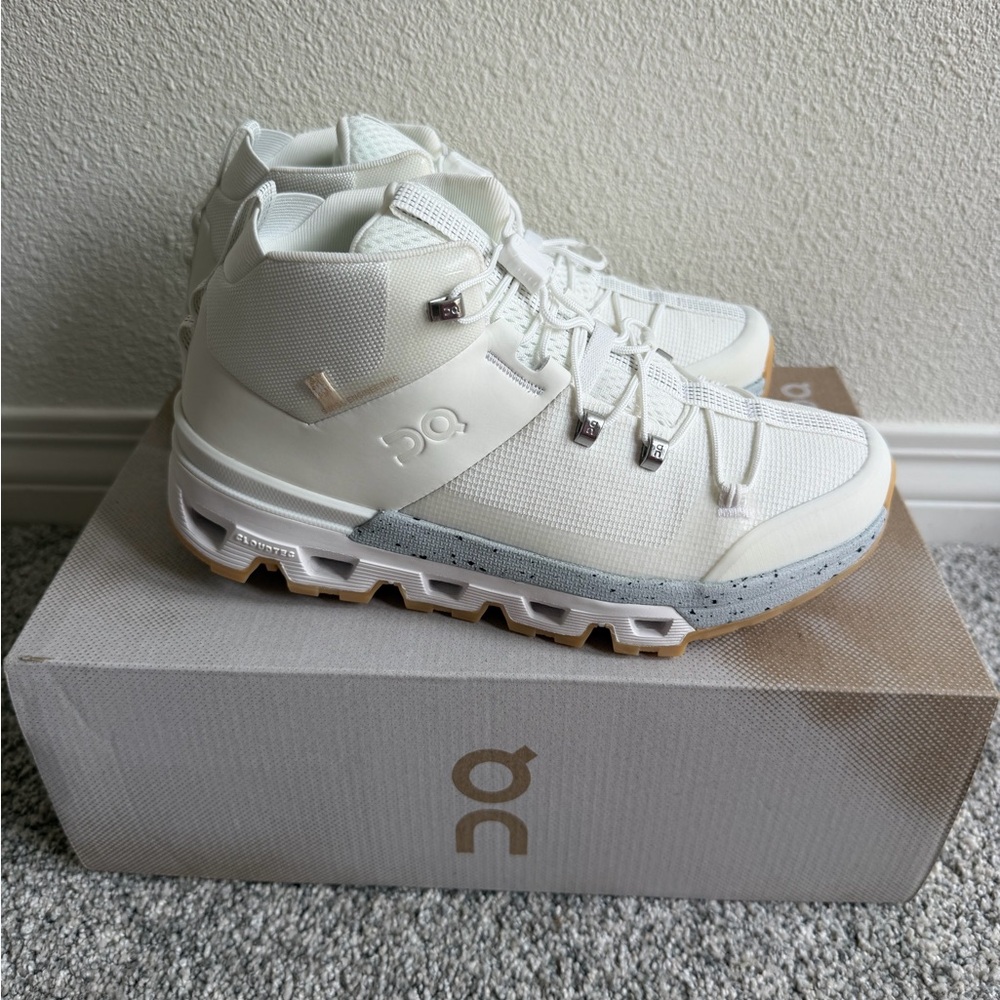 On Running Women's Cloudtrax Waterproof White/Cream Cloud Trail Sneakers